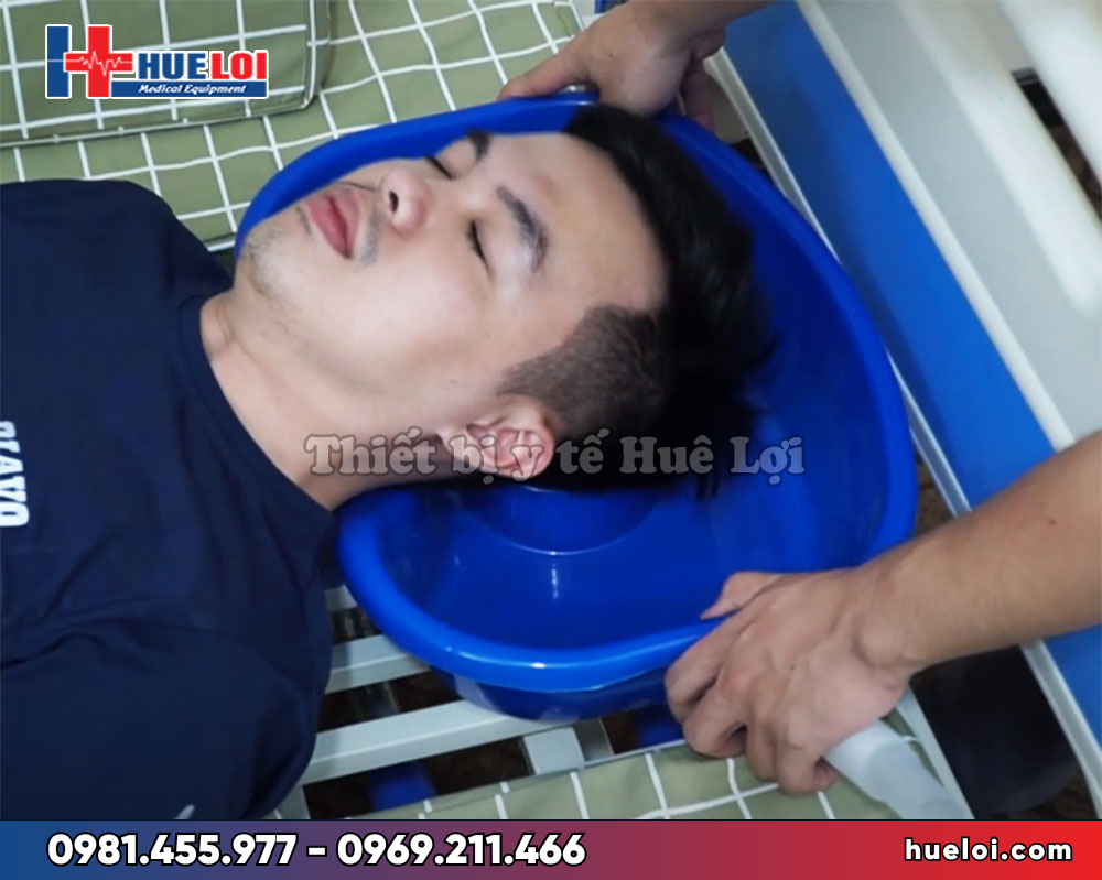 Giường y tế đa năng đầu nhựa 4 tay quay A01-I hạ chân góc to